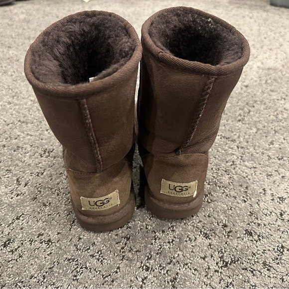 Uggs classic short dark brown| size 5 - Picture 2 of 9